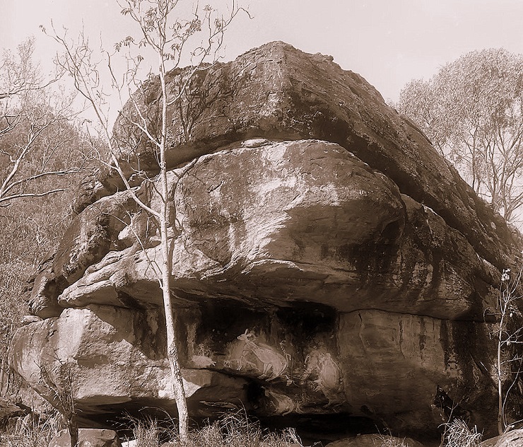 The rock in the Goomadir River lies on the “Song Road” of the Aborigines from Arnhem Land. 