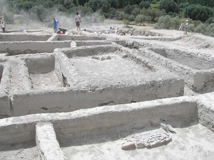 The earliest Neolithic sites in Central Turkey are characterised by their dense settlements of adobe bricks buildings.čují hustou zástavbou z objektů vystavěných z nepálených cihel. Jednou z nejznámějších lokalit v centrálním Turecku je Aşıklı Höyük (PPNB), s dobře zachovalými spodními partiemi domů. Vnitřní prostory byly vybaveny otopným zařízením, v jehož okolí se často nachází kamenné mlecí nástroje. Výzkum katedry Prehistorie Istanbulské univerzity. Foto Jaroslav Řídký 2008.