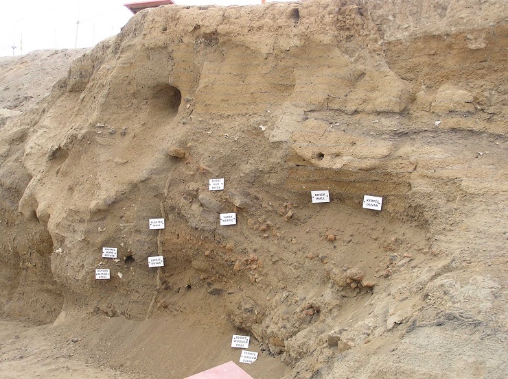 Výzkum neolitických lokalit na Předním východě vypadá zcela odlišně než u nás. Na tomto profilu, pozůstatku z Mellaartova výzkumu východního pahorku, jsou patrné pozůstatky stavby, opakovaně přestavované na jednom místě. Foto Jaroslav Řídký 2005.