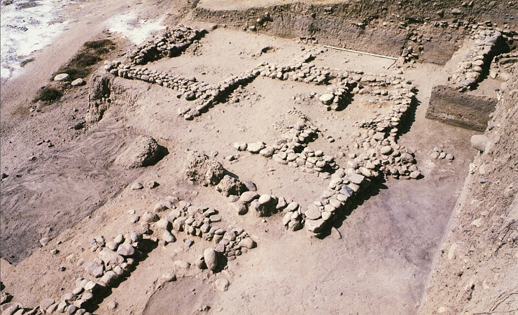 The Neolithic architecture along the southern coast of Turkey differs quite significantly from that of the South Turkey and the Central Turkey traditions. 