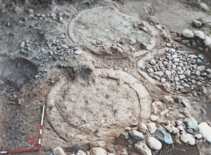 Objekty na skladování zásob jsou jedním z hlavních atributů neolitického období. Lokalita Yumuktepe je známa díky těmto pozůstatkům masivních povrchových zásobních objektů z pálené hlíny. Převzato a upraveno podle Caneva – Köroğlu 2010, obr. 43.