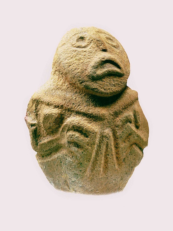  Jedna z kamenných plastik objevených v Lepenském Viru. Žena s typickým obličejem připomínajícím rybí hlavu, která si rukama roztahuje rodidla, je vzácným svědkem spirituálního světa prvních evropských zemědělců.