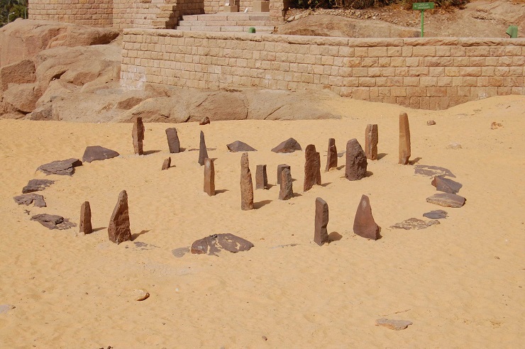 Pro velký zájem odborníků i veřejnosti byla vytvořena kopie kamenného kruhu z Nabta Playa v okolí Núbijského muzea v Asuánu. Foto Lenka Varadzinová-Suková 2009.