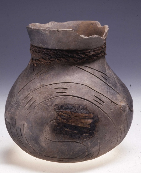 A bottle-shaped container of the Linear Pottery culture, its neck bandaged with a rope, which apparently enables the pumping of water.