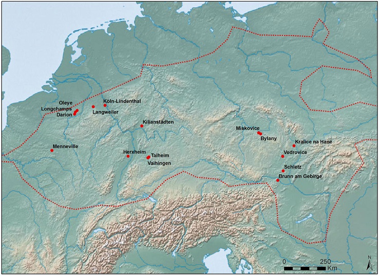 Mapka klíčových lokalit uvedených v textu věnovaném válce, násilí a ohrazení na pozadí geografického rozšíření kultury s lineární keramikou.