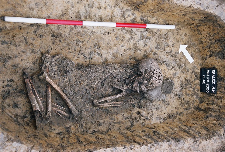 Skeleton grave (No. 40/05), for a woman aged 25-40 years in Kralice in Haná with the addition of a container that is decorated with an incised linear ornament and a fraction of a grain grinder below her left temple. Photo by Miroslav Šmíd, Institute of Archaeological Heritage Preservation Brno, Prostějov Department.