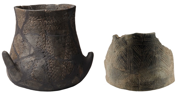 On the right side is part of a decorated container from the Kolín site; on the left is a vessel from the burial site in Miskovice. Dated as pertaining to the Stroked Pottery culture.  Photos by O. Kačerovský and J. Rendek.