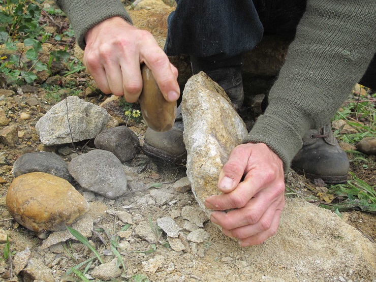 Using stone tools the experimenter managed to shape a replica of the runner within two hours. How long would it have taken experienced manufacturers? Apparently the final shaping of the tools would be carried out directly in the settlements.  Photo by Jaroslav Řídký 2013.